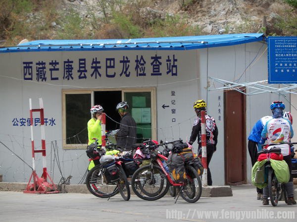 公安哨卡检查每个人身份证