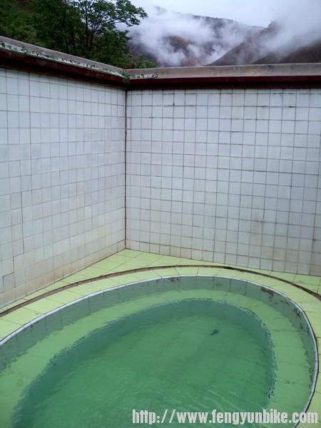 出巴塘小半天日荣温泉留住了我们的脚步，25元住宿包括包温泉