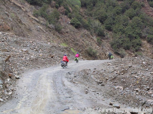 因多日下雨，这段路泥泞不堪