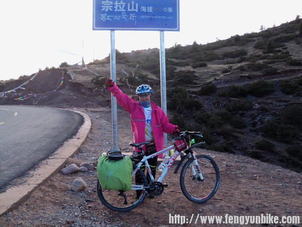 宗巴拉山的标牌上也没有具体的海拔数，那也来张片片吧