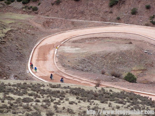 高处俯拍车友骑行镜头