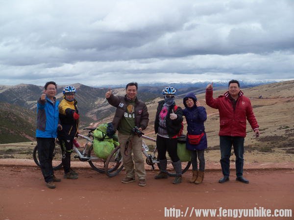 沿途自驾游的陌生朋友停下要求车与我们合影