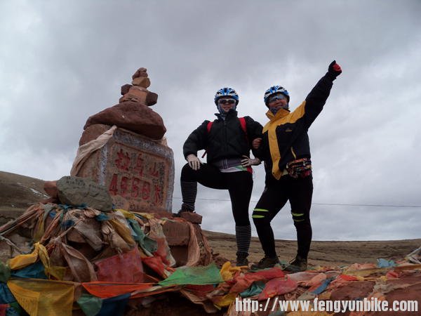 我和队友拍照时总是要摆个paosi