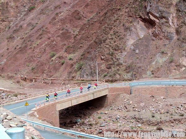 我给队友们拍骑行的镜头