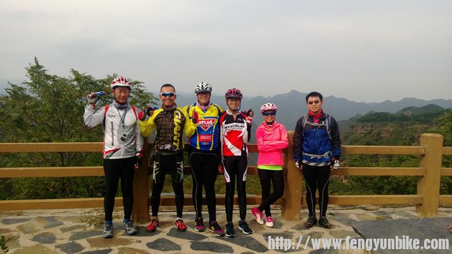 六石路山顶合影