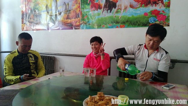 右边这帅哥就是syyqqf……