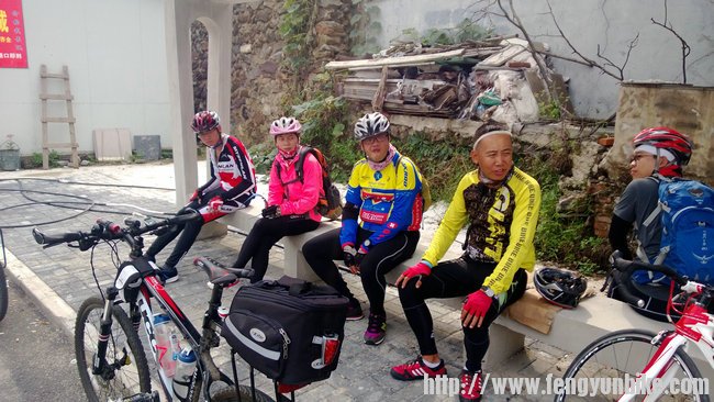 上六石路之前小聊，干嘛要扭着头呢！！