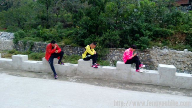 发呆滴发呆，发短信的发短信……