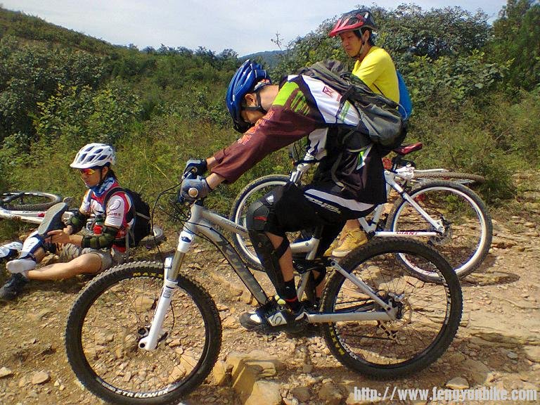 花大爷在迎面坡顶谦虚腼腆，谈笑风生中，忽然抬头起步，一路从右侧碾了下去，只见灰尘滚滚，不见菊花和尾灯 ...