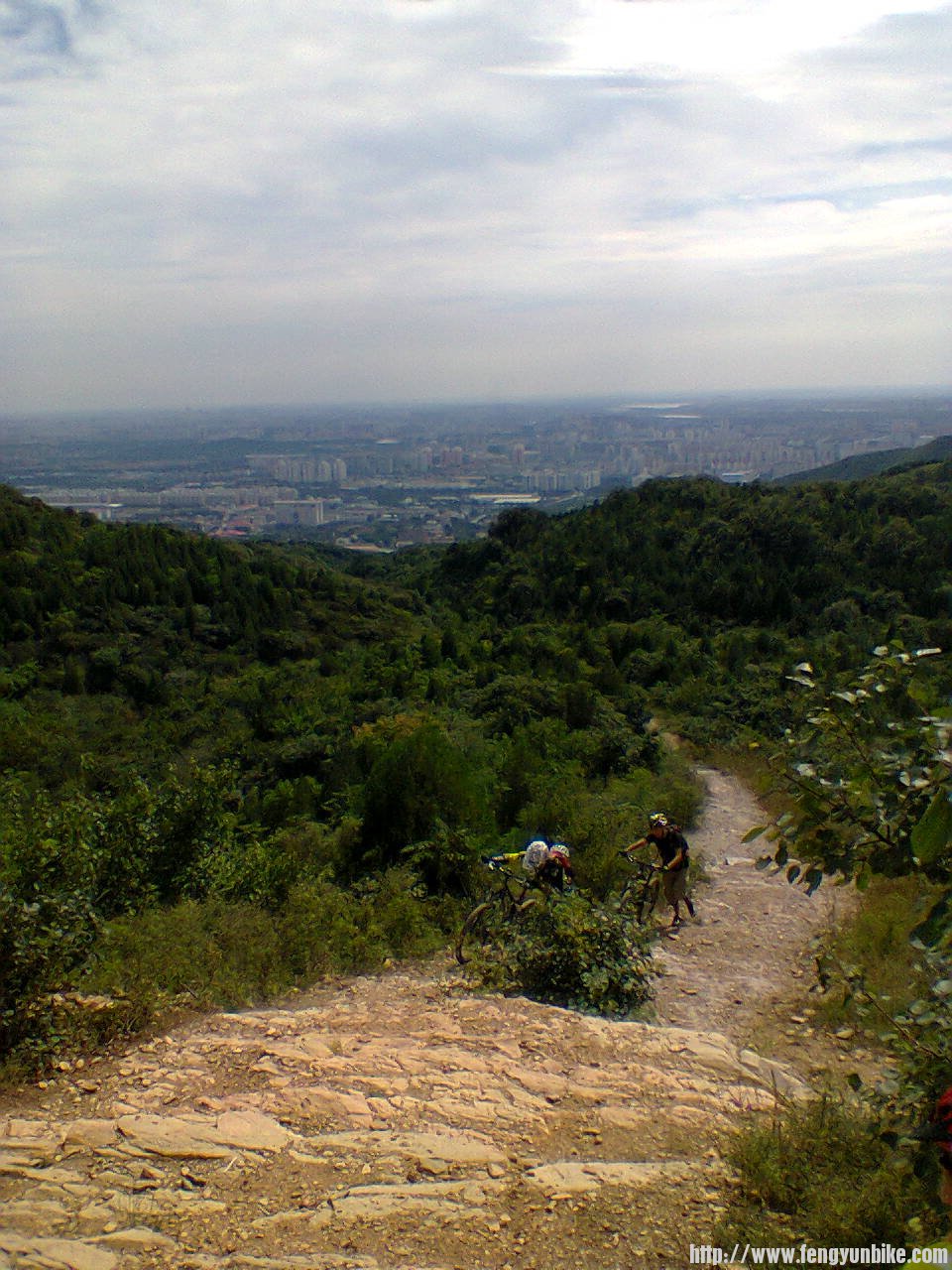 迎面坡上好风光，啷哩个浪里格朗