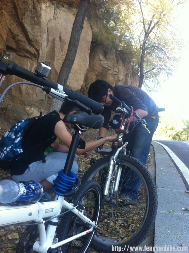 我和弟弟在修车