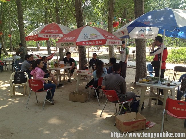 大家吃的很欢乐，聊得也尽兴