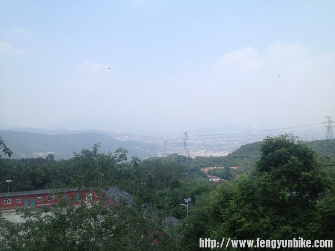 戒台寺山门前广场俯拍市区