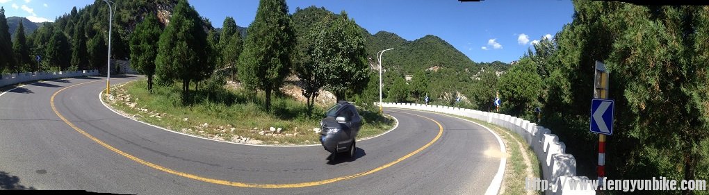 本想拍个全景照片，这时候来了一辆汽车，就成这样了。。。