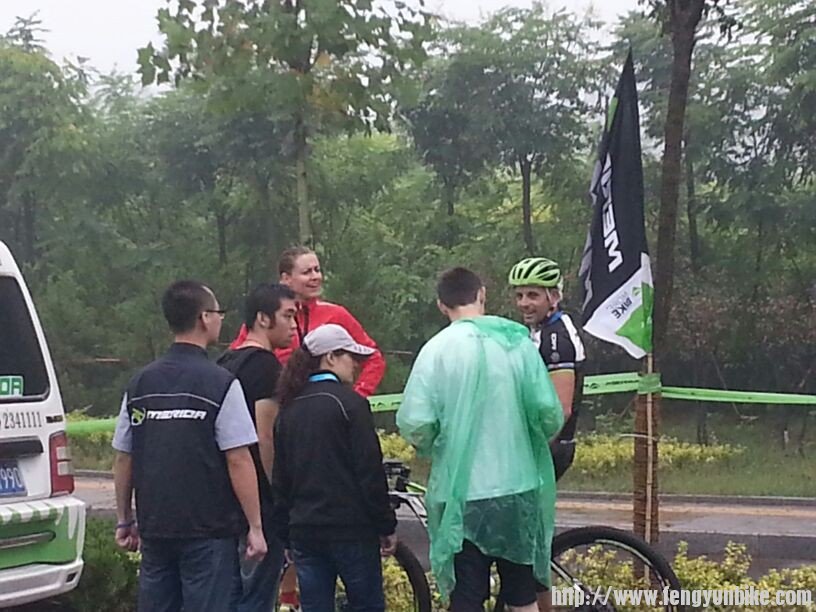 世界冠军领骑结束装车。