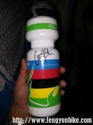 世界女子山地车冠军岗芮达给我的水壶签名，