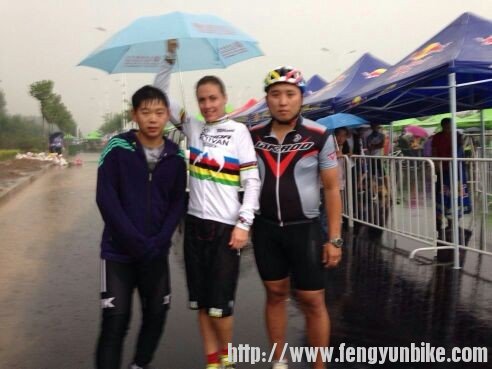 与车友浮夸还有世界冠军合影。