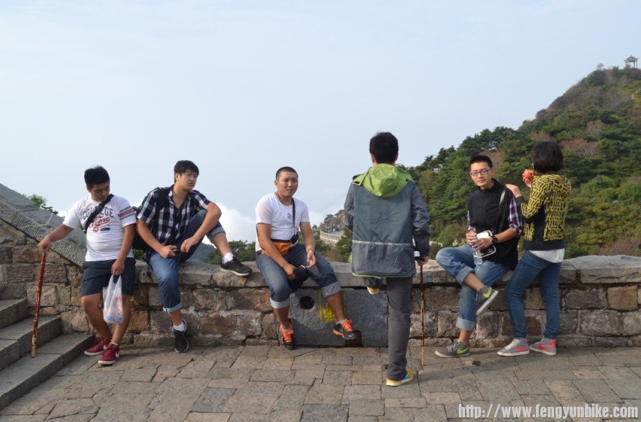 坐在山顶砍大山。