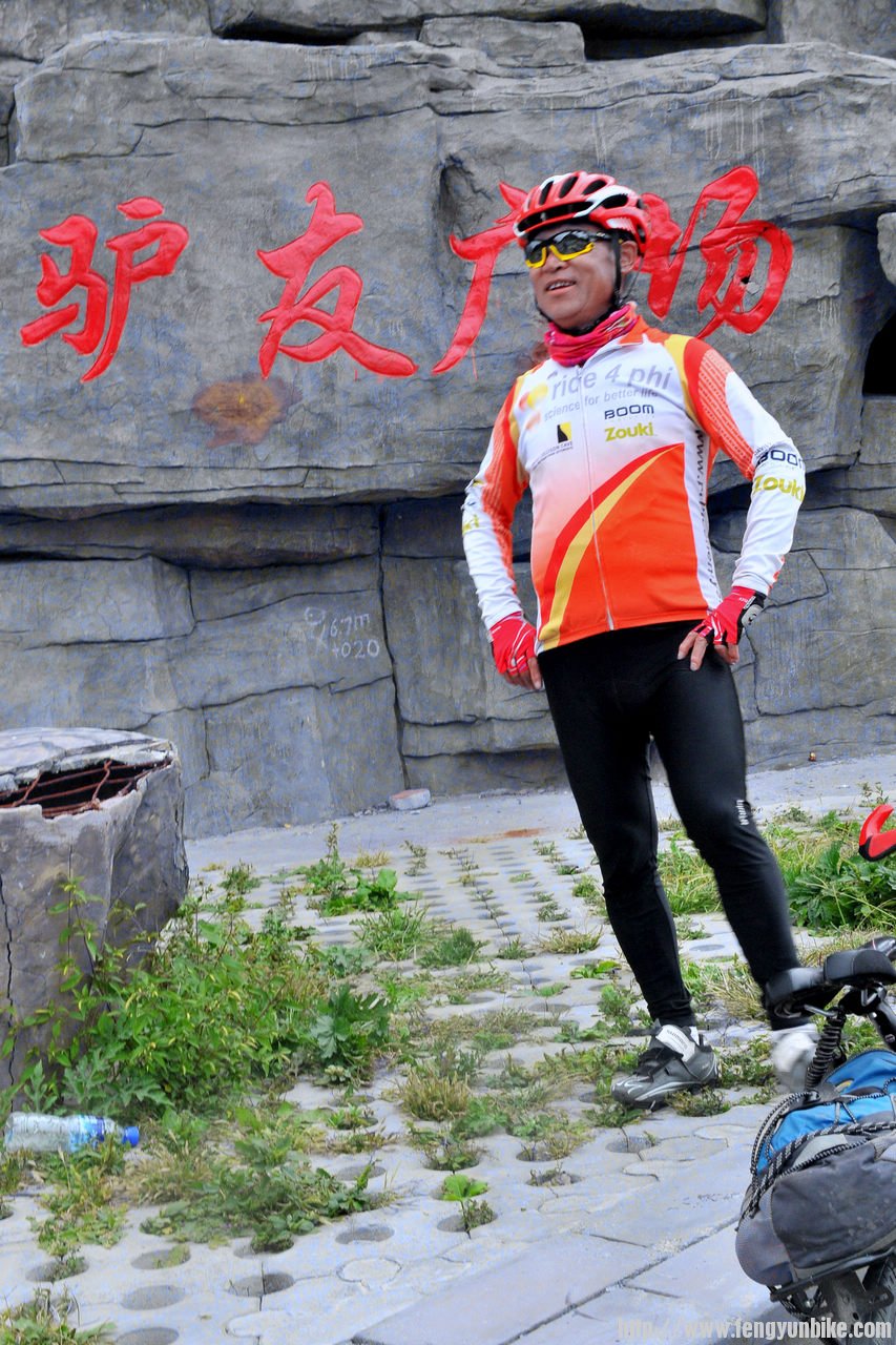 老王看着美女直乐