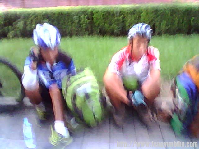 他们很警惕，只要钱。请他去吃饭不去。