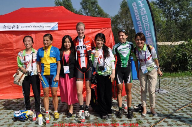 2013千森杯越野分站赛—与女子组前三名的合影
