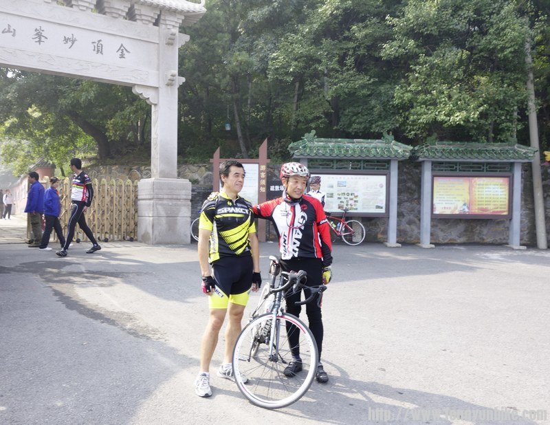 穿黑黄衫的风雨人生