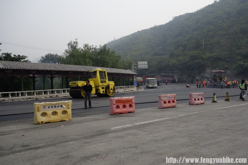 下山时路面正在铺沥青