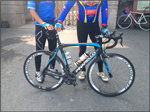 也不知道名字，风云的老人吧，车大家应该熟悉，全炭啊，大哥也很猛，72吧 ...