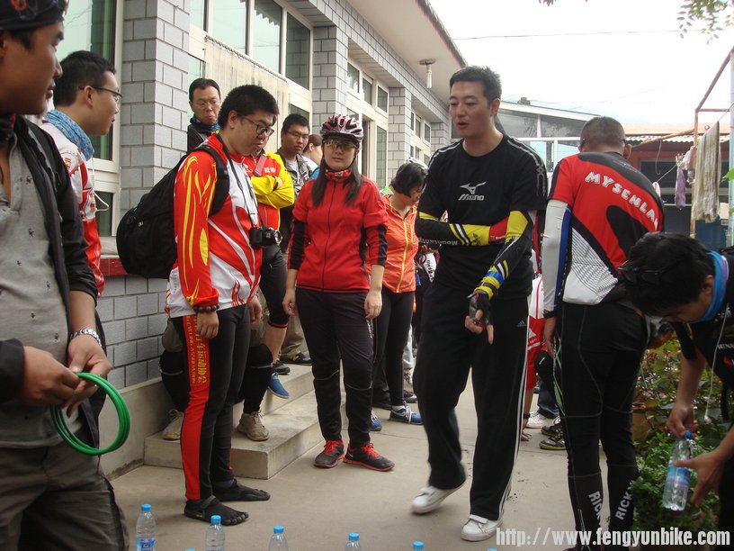 紫螃蟹有点不服气，撸袖子干嘛