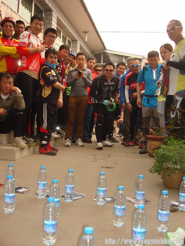 第一位套圈者，大奖就。。。