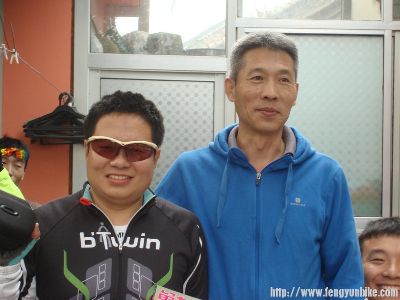 大奖得主和丸石老板合影