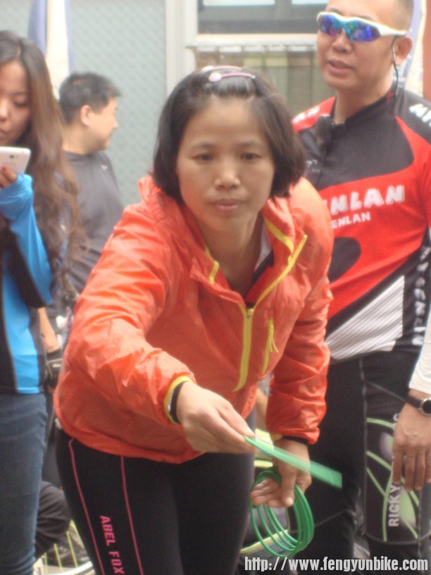 很投入的无痕妹子