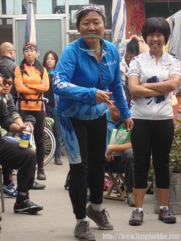 复活赛才套着俩魔巾