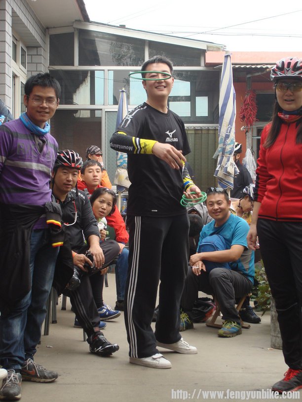 紫螃蟹站那么直立