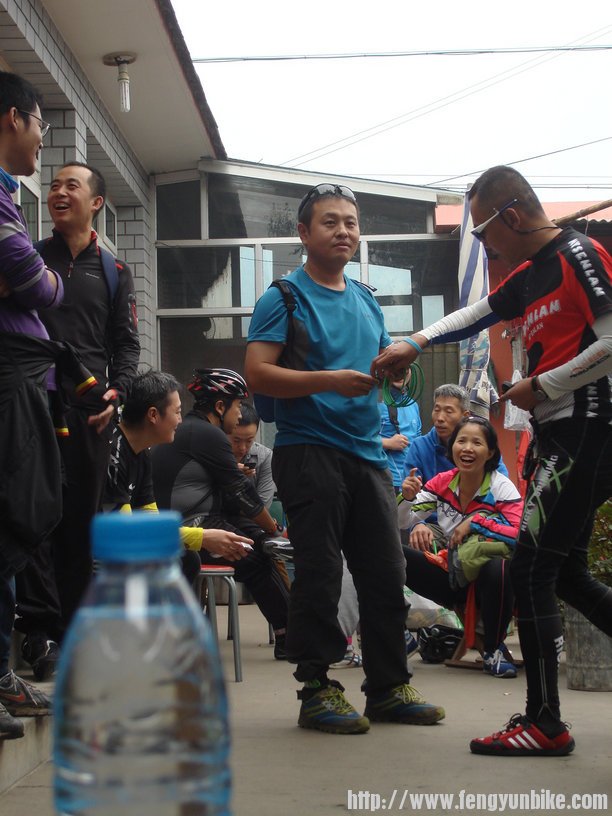 饼子刚套上一个魔巾，余下的圈就呗没收了