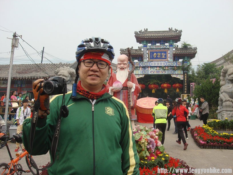 随队的摄影师大黑熊