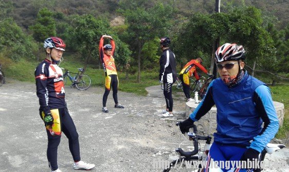 无敌大串赵哥在观景台伸懒腰