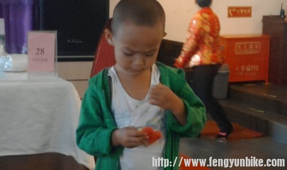 牛牛说撒了一身