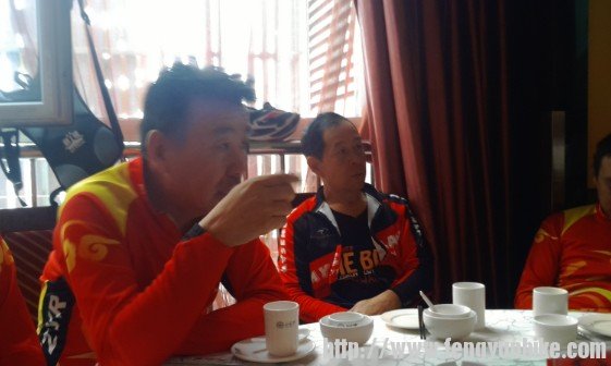 这两个老哥一个60一个58