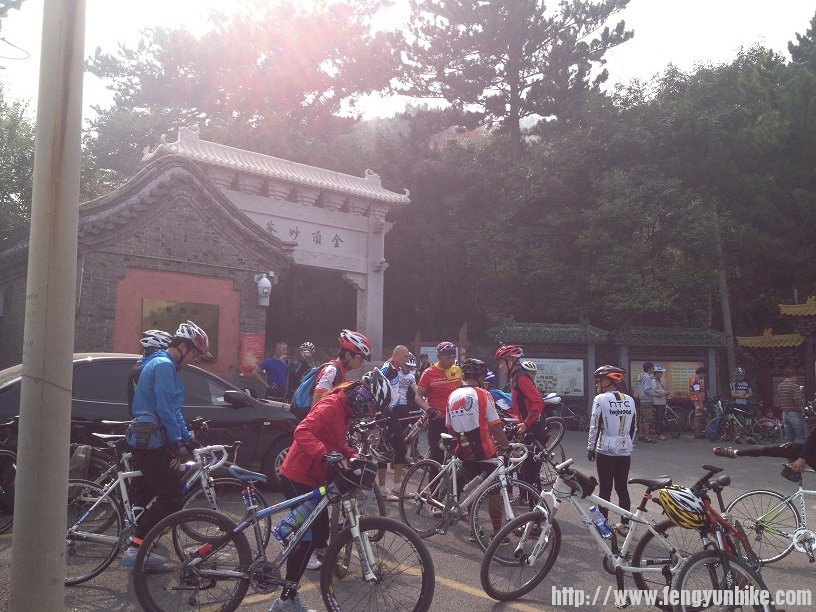 山上高手如云，泛着金光