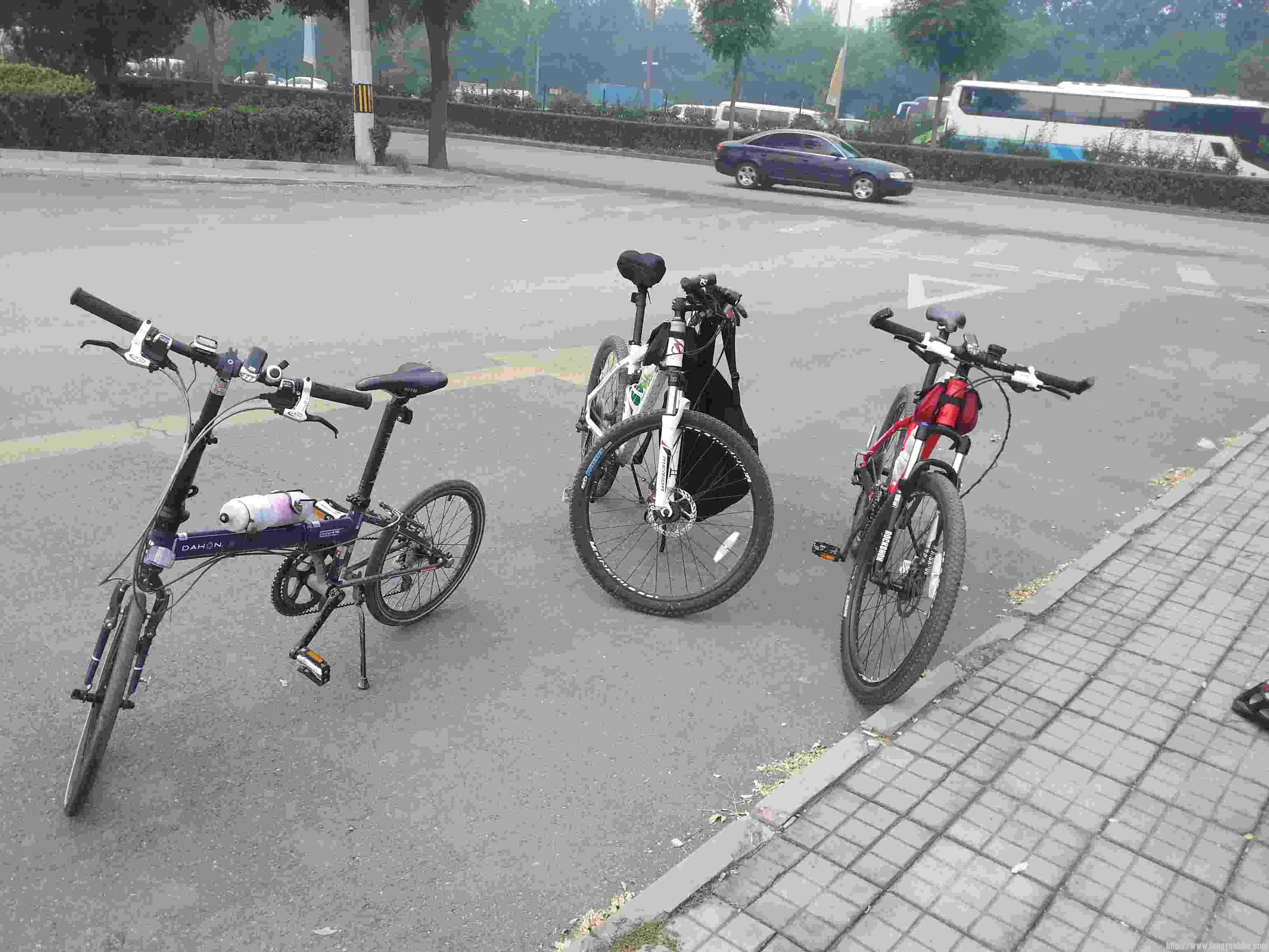 一看就像俩爷们一个姑娘哈哈