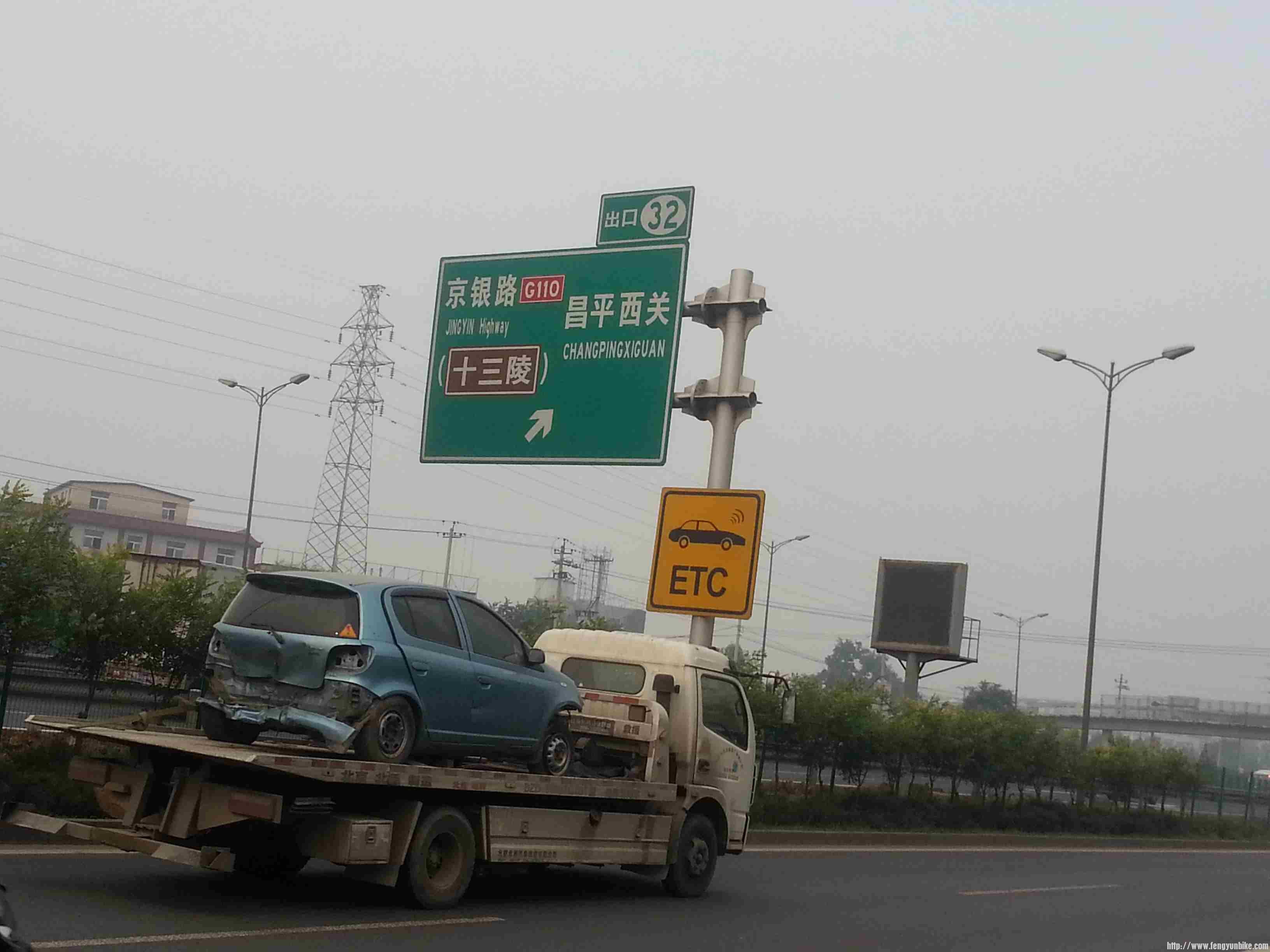 十三陵快到了，这时候我膝盖已经开始痛了，恰好还拍到被撞坏的轿车~~~提醒开车的童鞋一定要小心再小心 ...