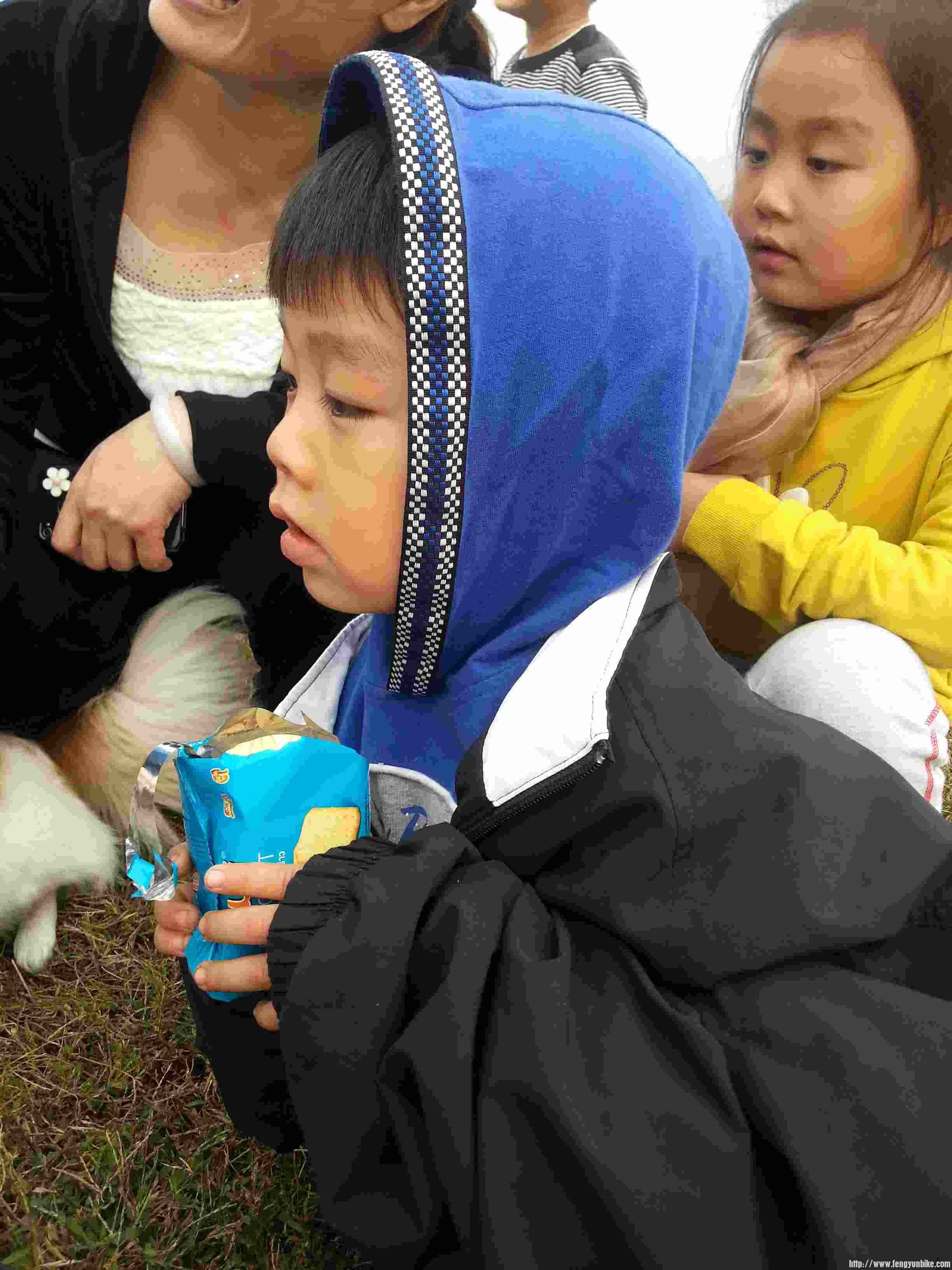 这个小家伙，噌噌忽然跑我身边，然后拿出个饼干给我，说阿姨吃，哎呀我那个小心脏啊，被萌到九霄云外了~~ ...