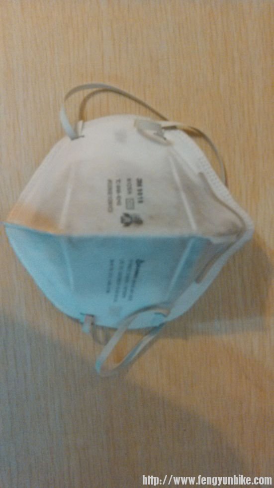 新的口罩，戴了几个小时就成这样了，建议大家市内骑行戴口罩