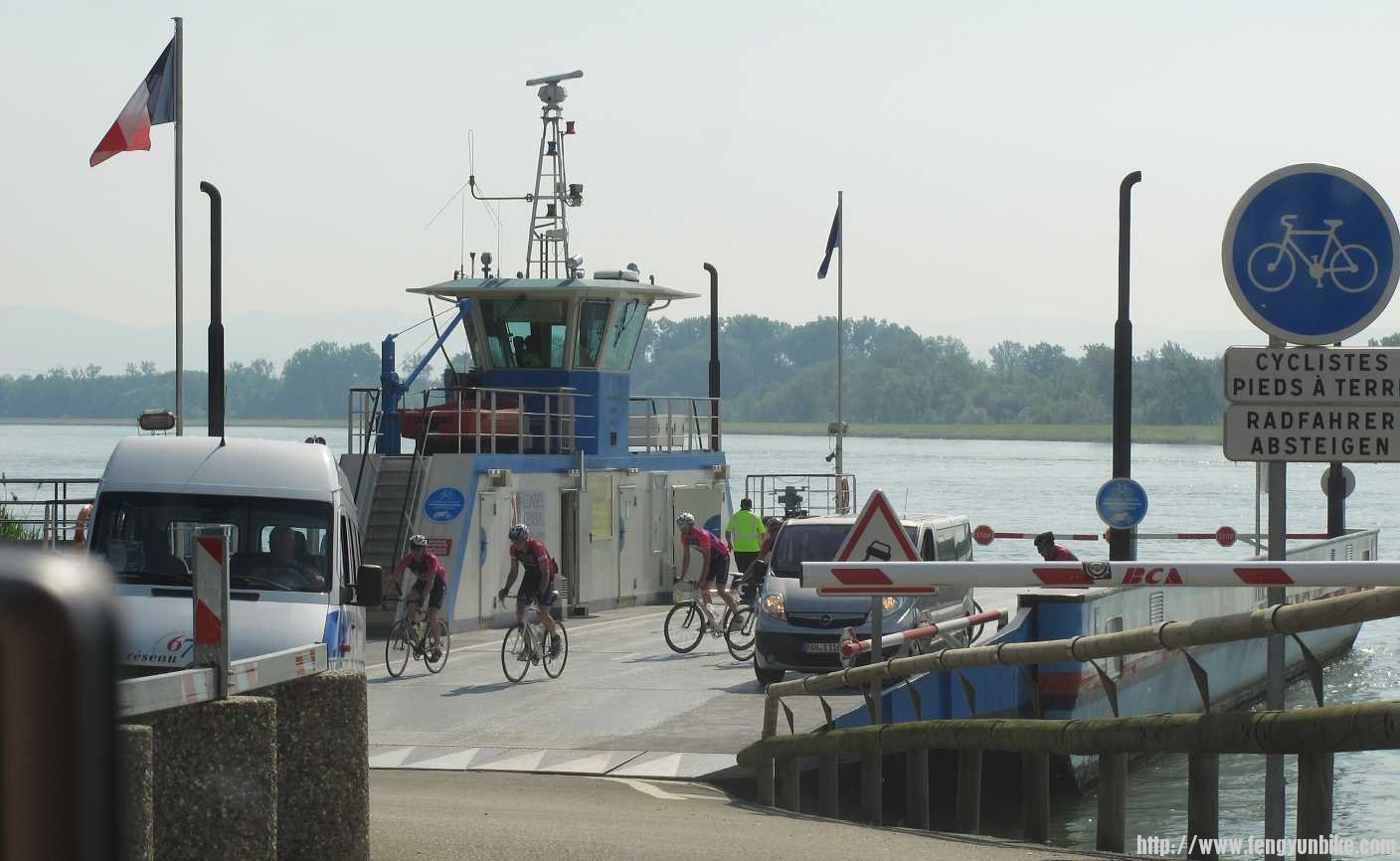IMG_6315去弗莱堡的路上：乘渡轮过河的骑行者.JPG