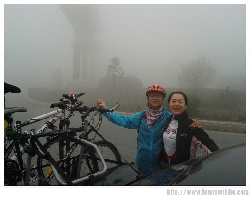 雾里潭柘寺牌楼合影