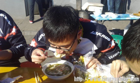 伟处长吃得很卖力气