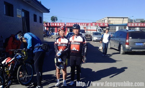 神爷发扬风格给不认识的女车友调车