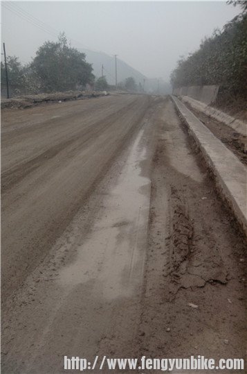 这路况,骑不动就推着走