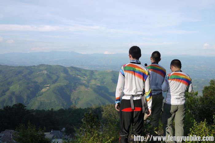 北京小伙在山上